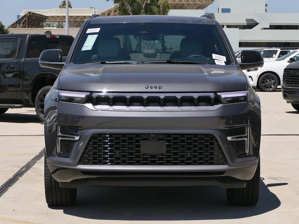 New 2026 Baltic Gray Metallic Clear Coat Jeep Limited Reserve 4x4 image 6