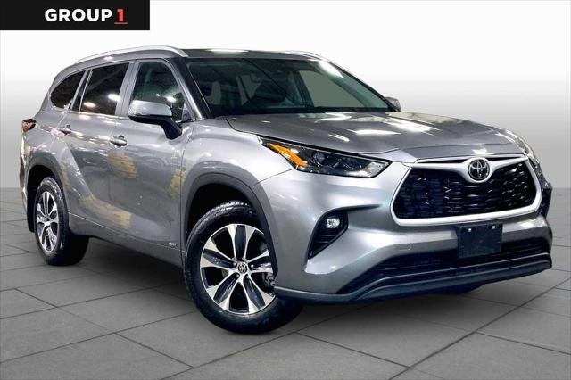 Certified Used 2025 PRECIOUS METAL Toyota  image 3