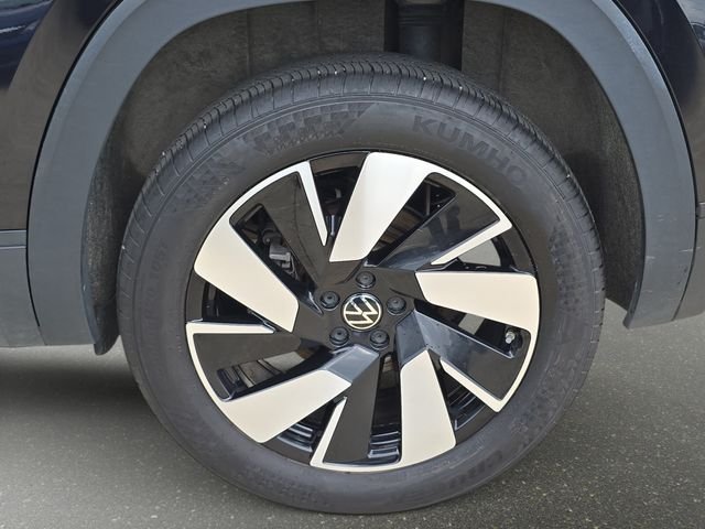 Used 2025 Black Volkswagen 2.0T SE w/Technology image 36