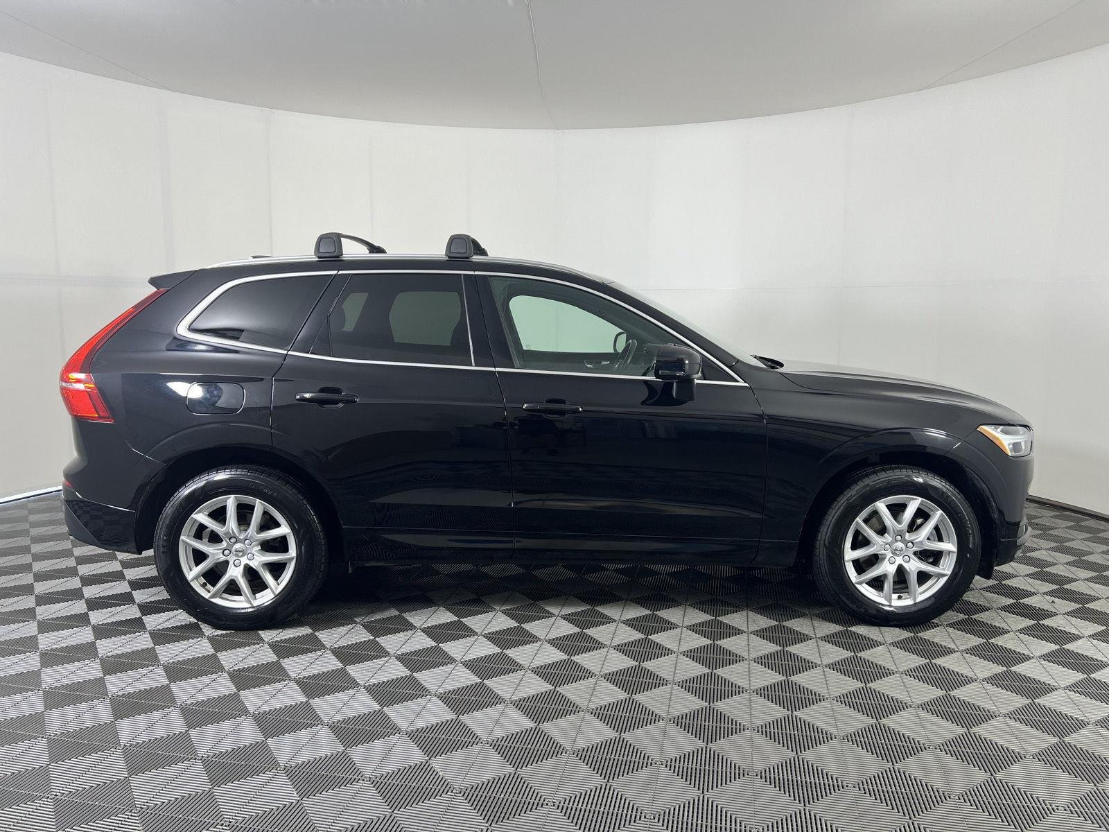 Used 2020 Onyx Black Metallic Volvo Momentum image 27
