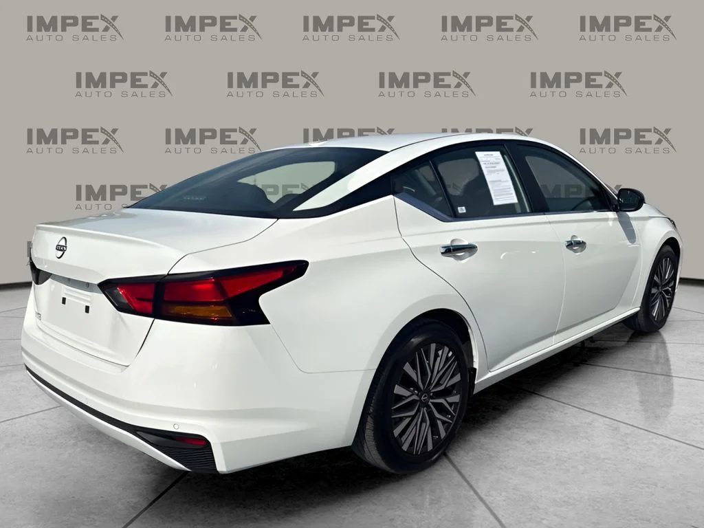 Used 2025 White Nissan 2.5 SV image 5