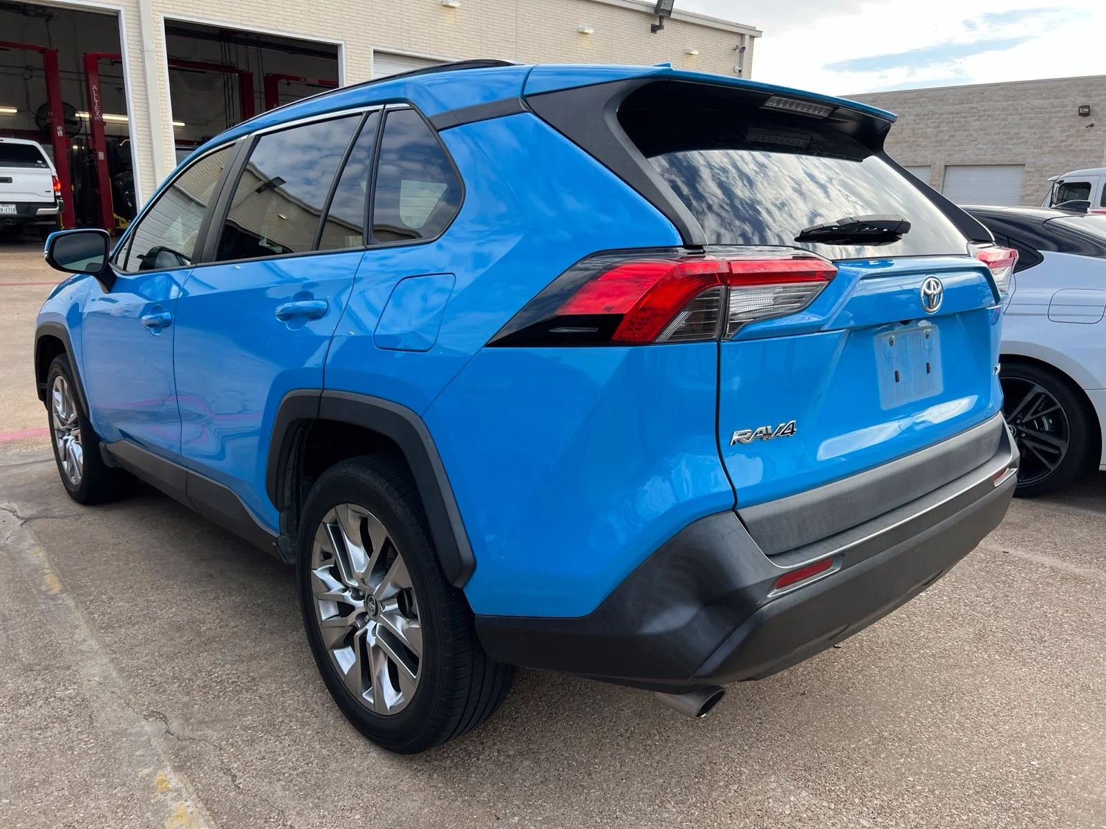 Used 2021 Blue Toyota XLE Premium image 11