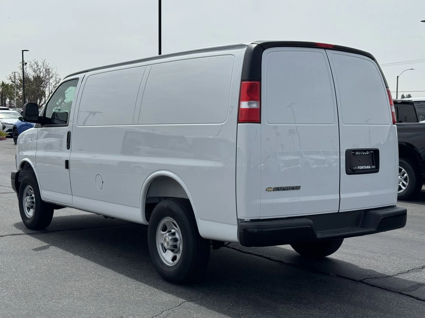 New 2026 Summit White Chevrolet WT image 4