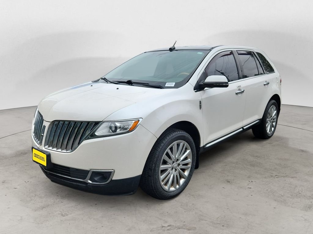 Used 2015 White Lincoln Base image 1