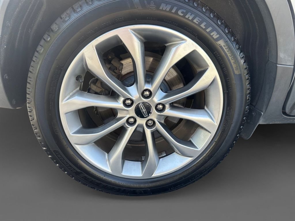 Used 2017 White Lincoln Select image 11