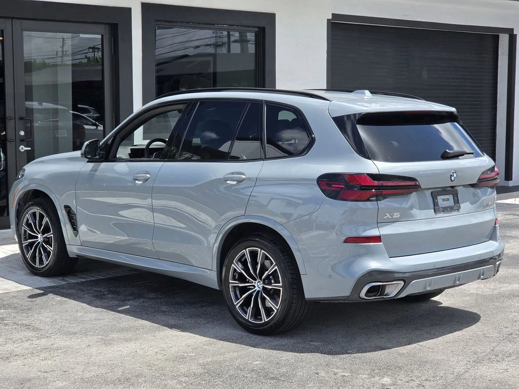 Used 2026 Gray BMW sDrive40i image 3
