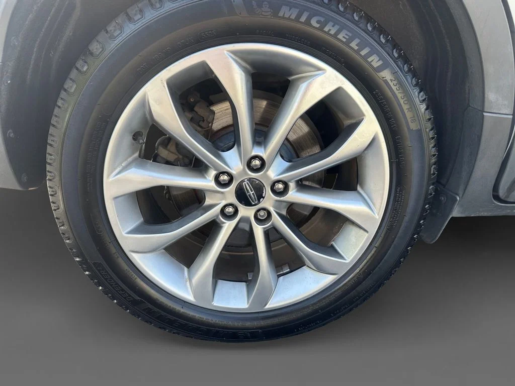 Used 2017 White Lincoln Select image 11