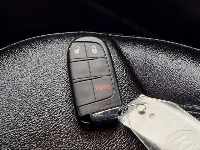 Used 2024  Jeep Latitude image 12