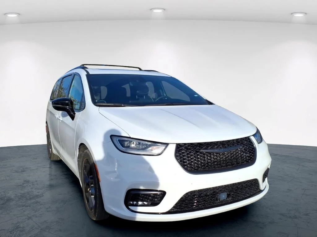 Used 2025 White Chrysler Limited image 11