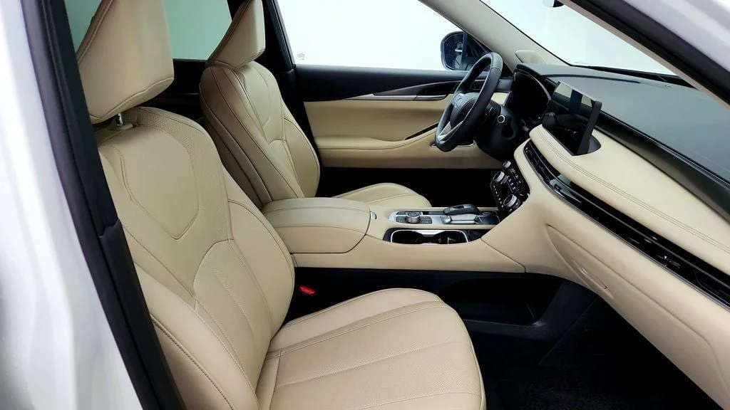 Used 2025 Majestic White INFINITI LUXE AWD image 23
