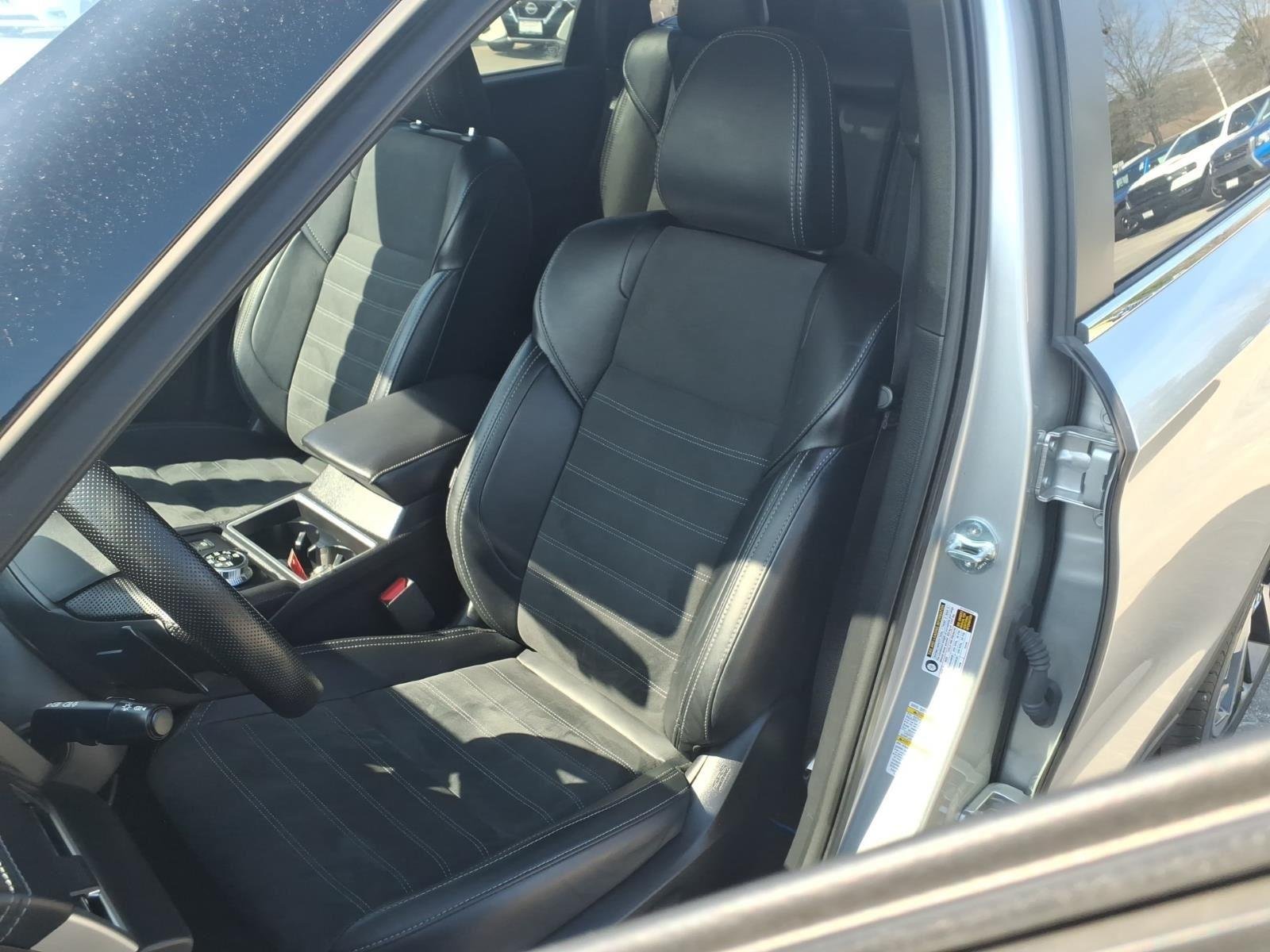 Used 2024 White Diamond/Black Roof Mitsubishi SE image 31