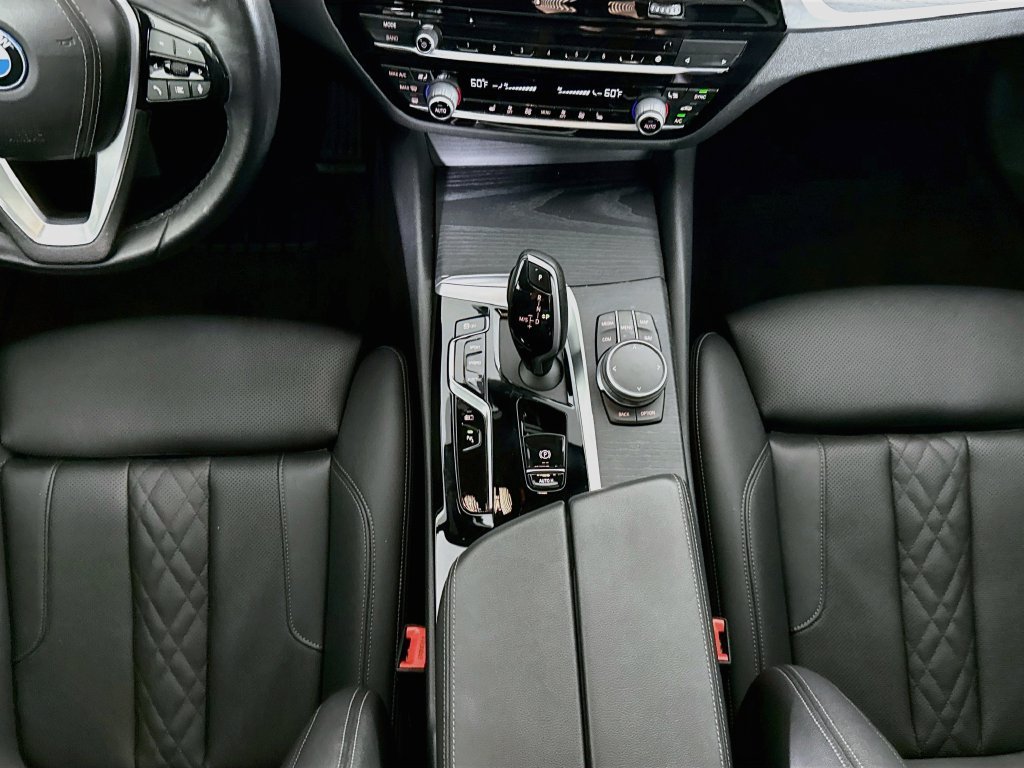 Used 2022 Dark Graphite BMW 530e iPerformance image 17