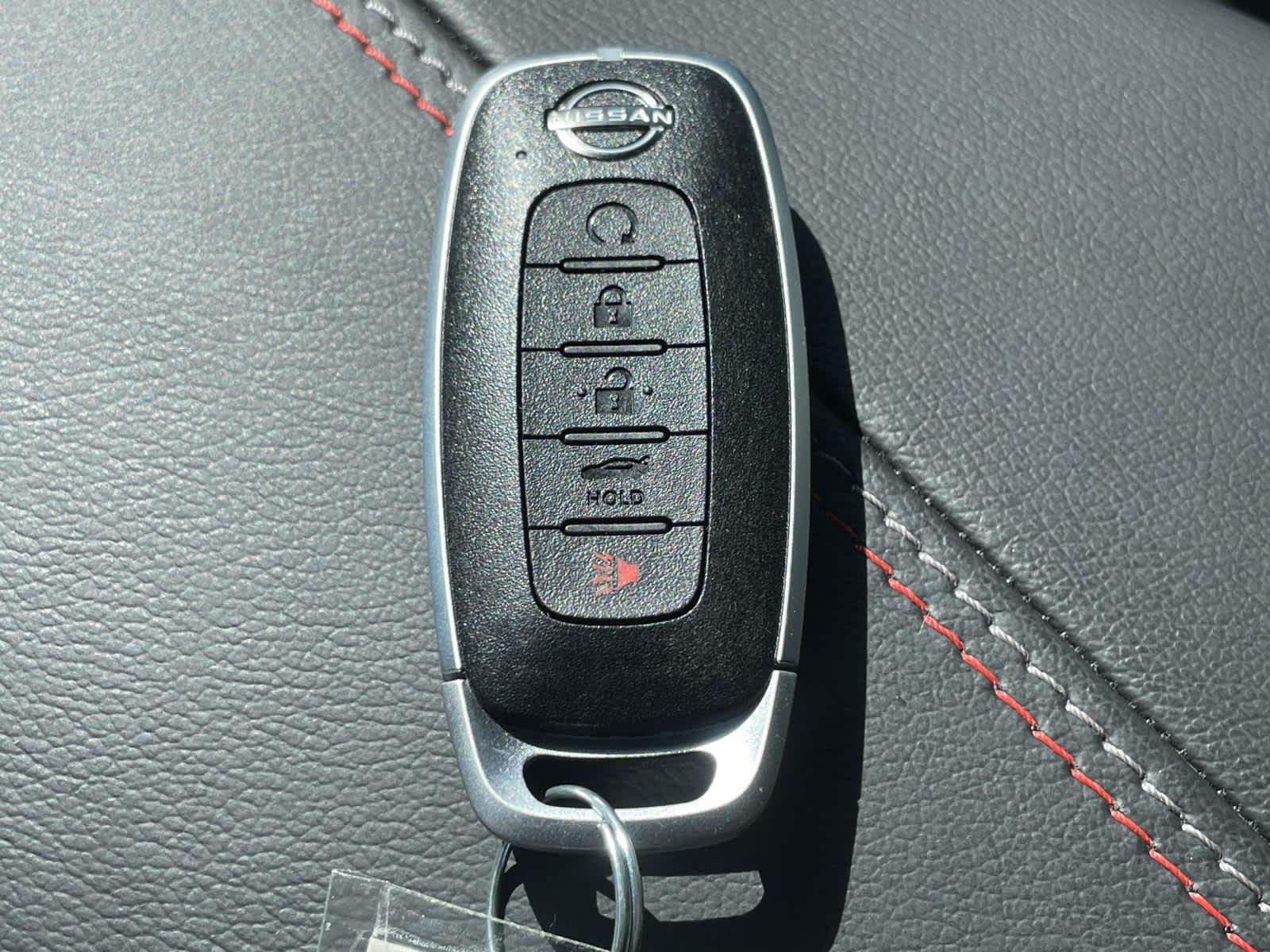 New 2026 Aspen White Tricoat/Super Black Nissan SR image 4