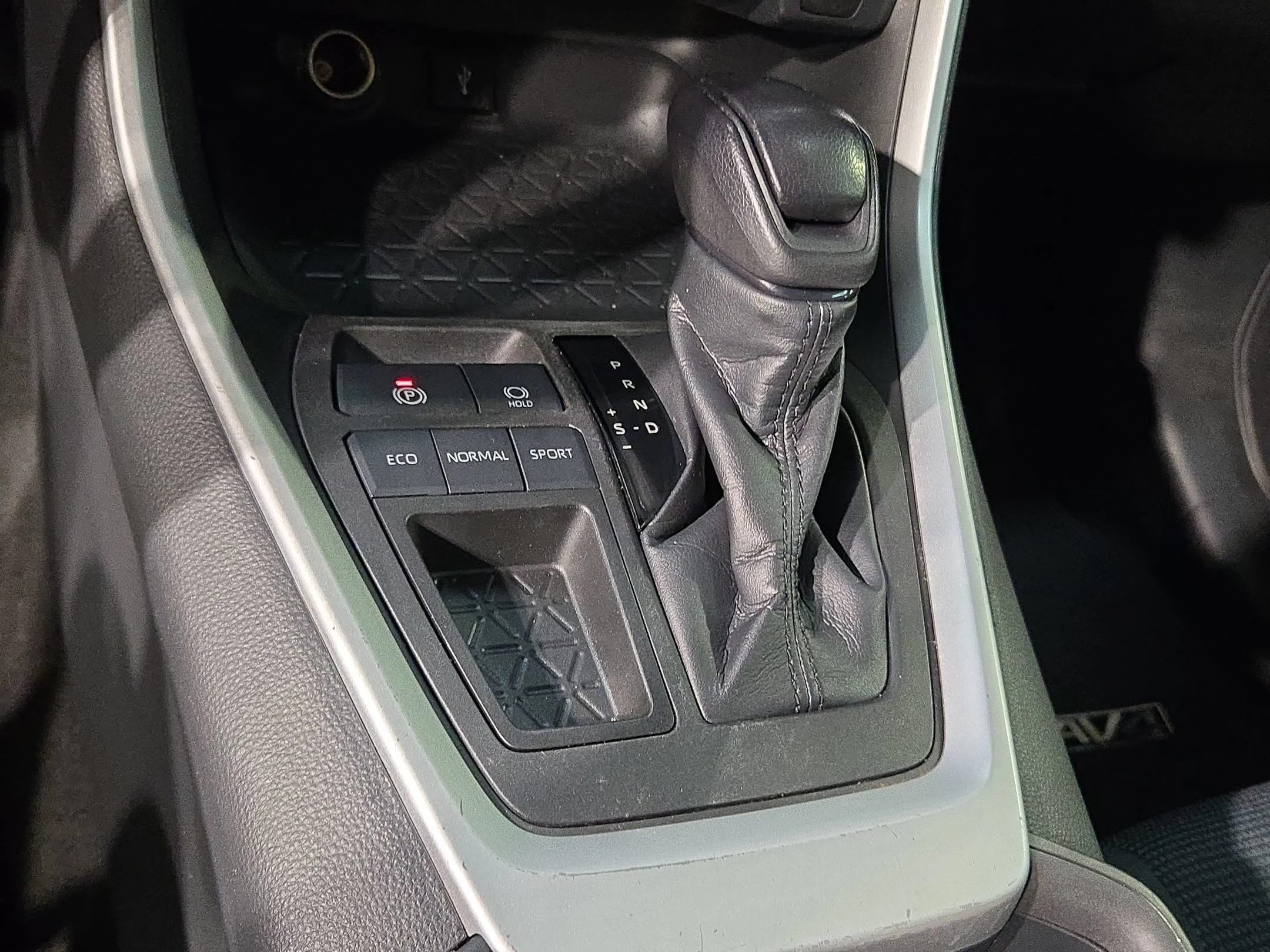Used 2022 White Toyota LE image 32