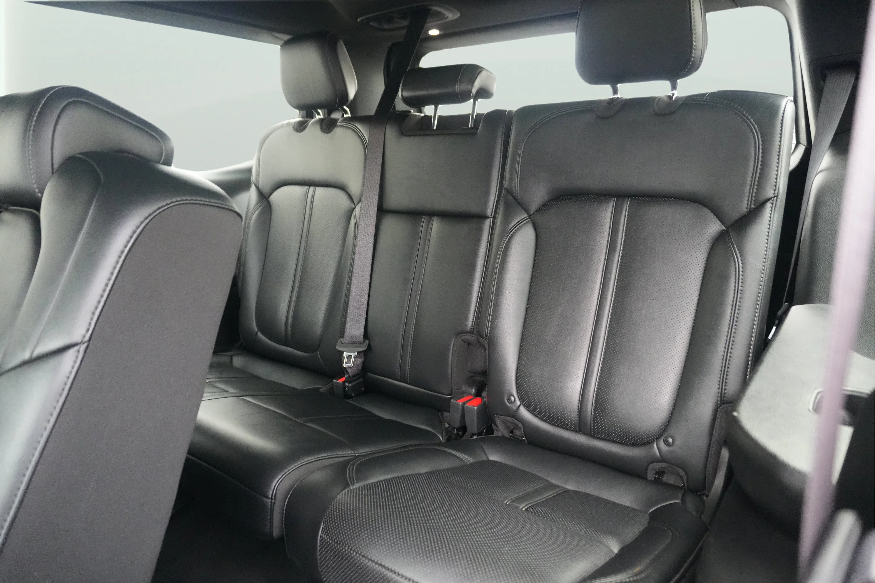 Used 2024 Diamond Black Crystal Pearlcoat Jeep Series II image 18