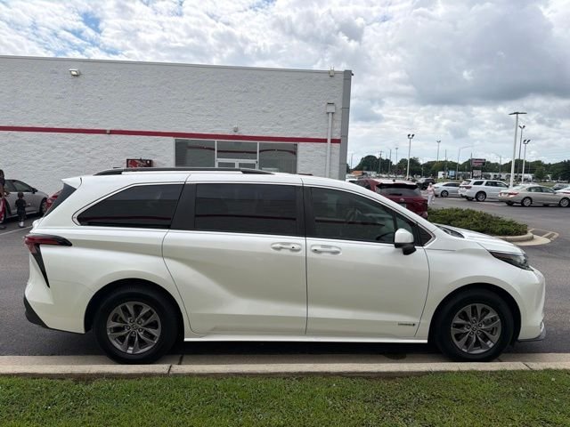 Used 2021 White Toyota XLE image 10