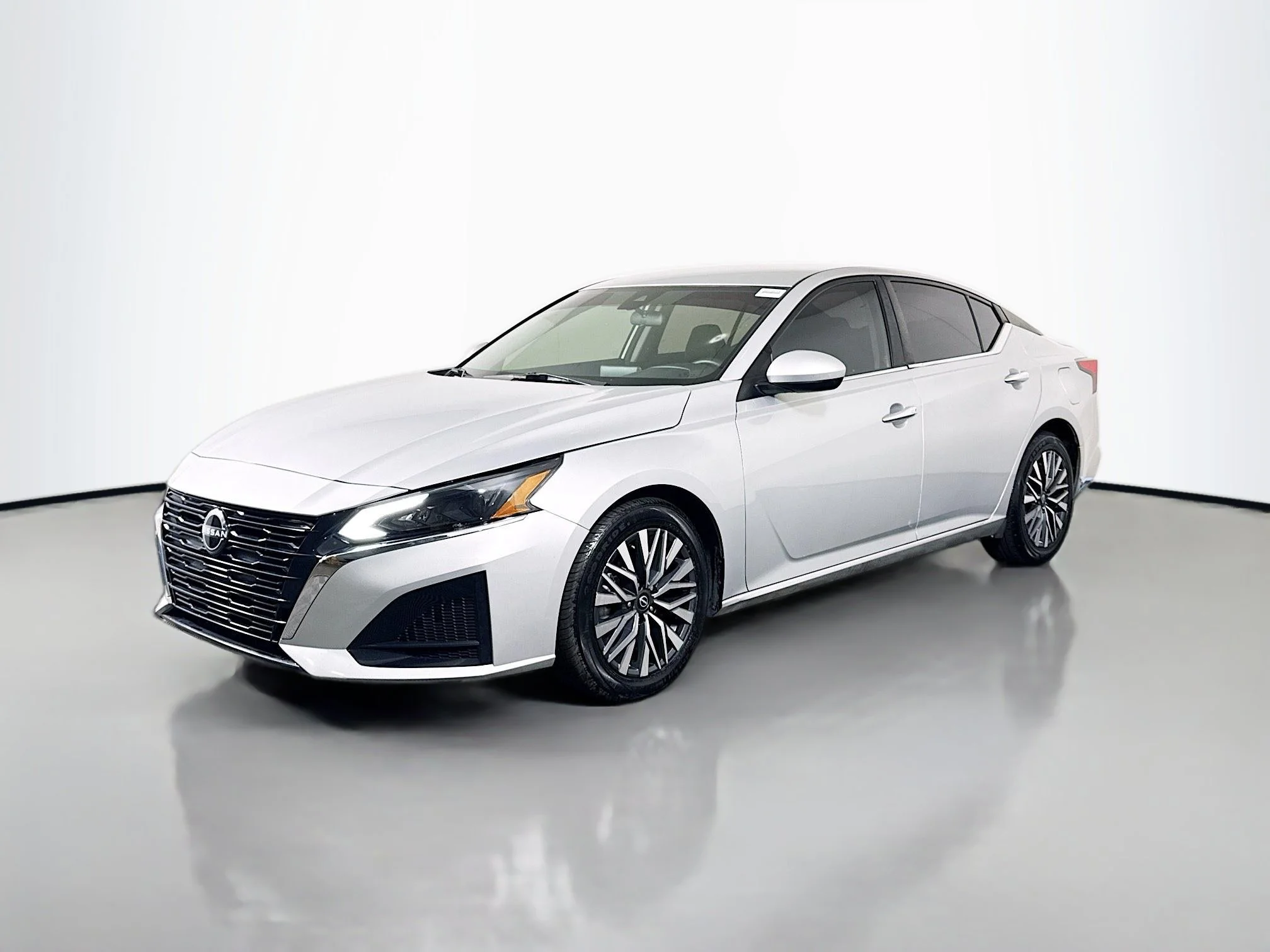 Used 2023 Brilliant Silver Metallic Nissan 2.5 SV image 3