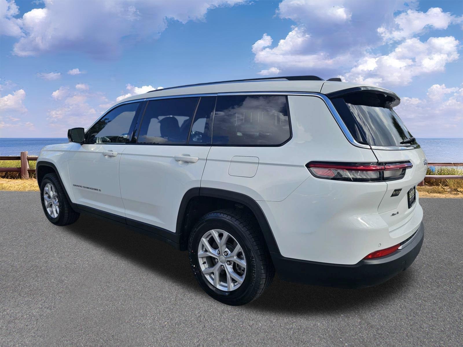 Used 2023 Bright White Clearcoat Jeep Limited image 5