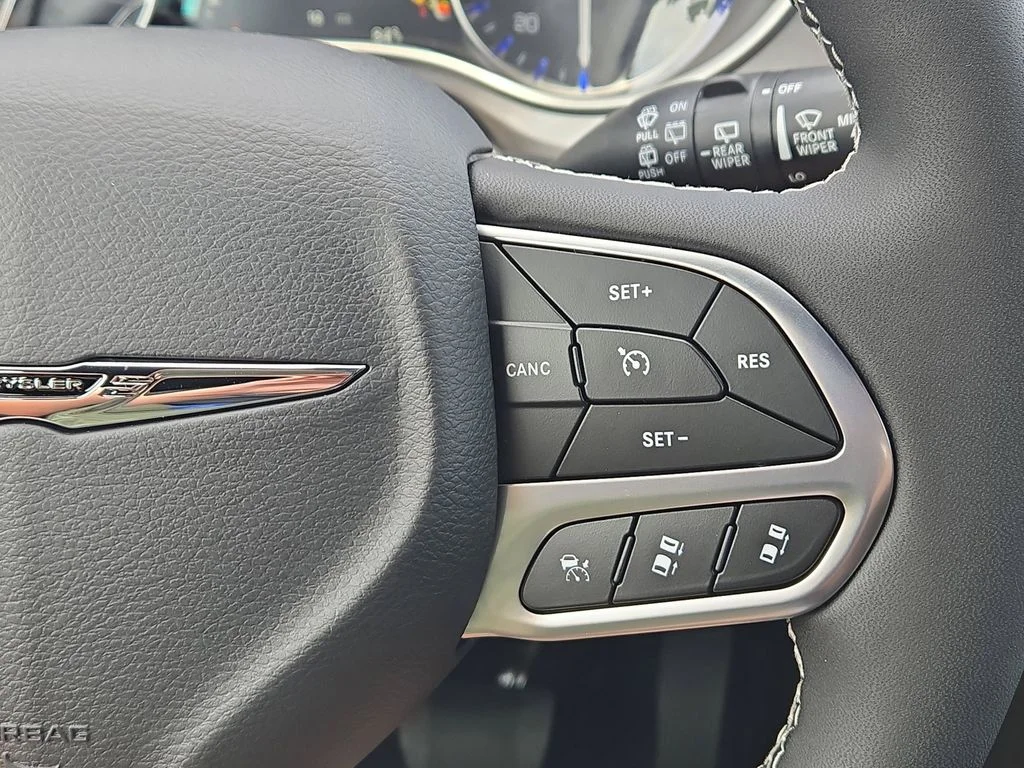 New 2026 Diamond Black Crystal Pearl-Coat Exterior Paint Chrysler Select image 18
