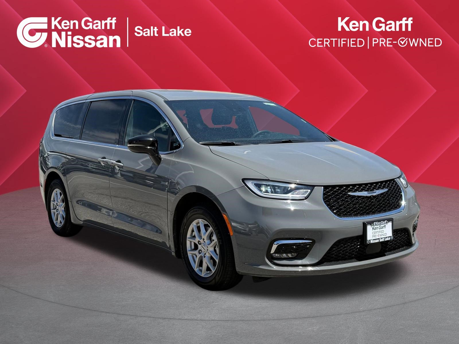 2025 Chrysler Pacifica Select's photo