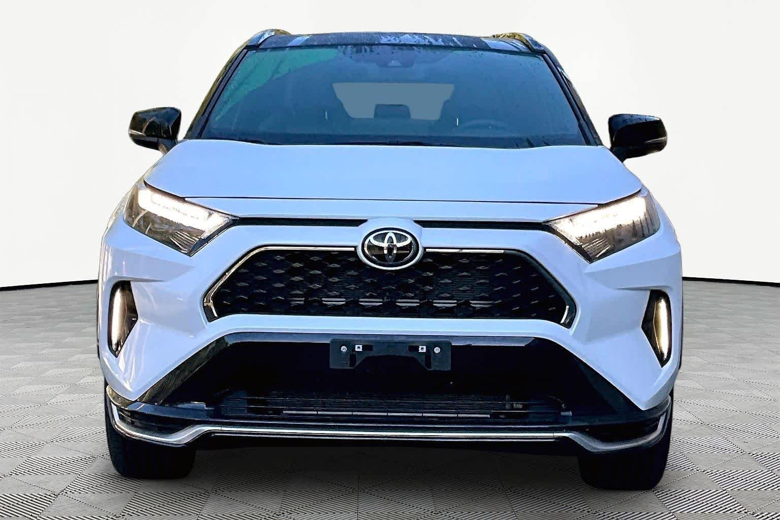 Used 2025 Wind Chill Pearl/Midnight Black Metallic Toyota XSE image 4