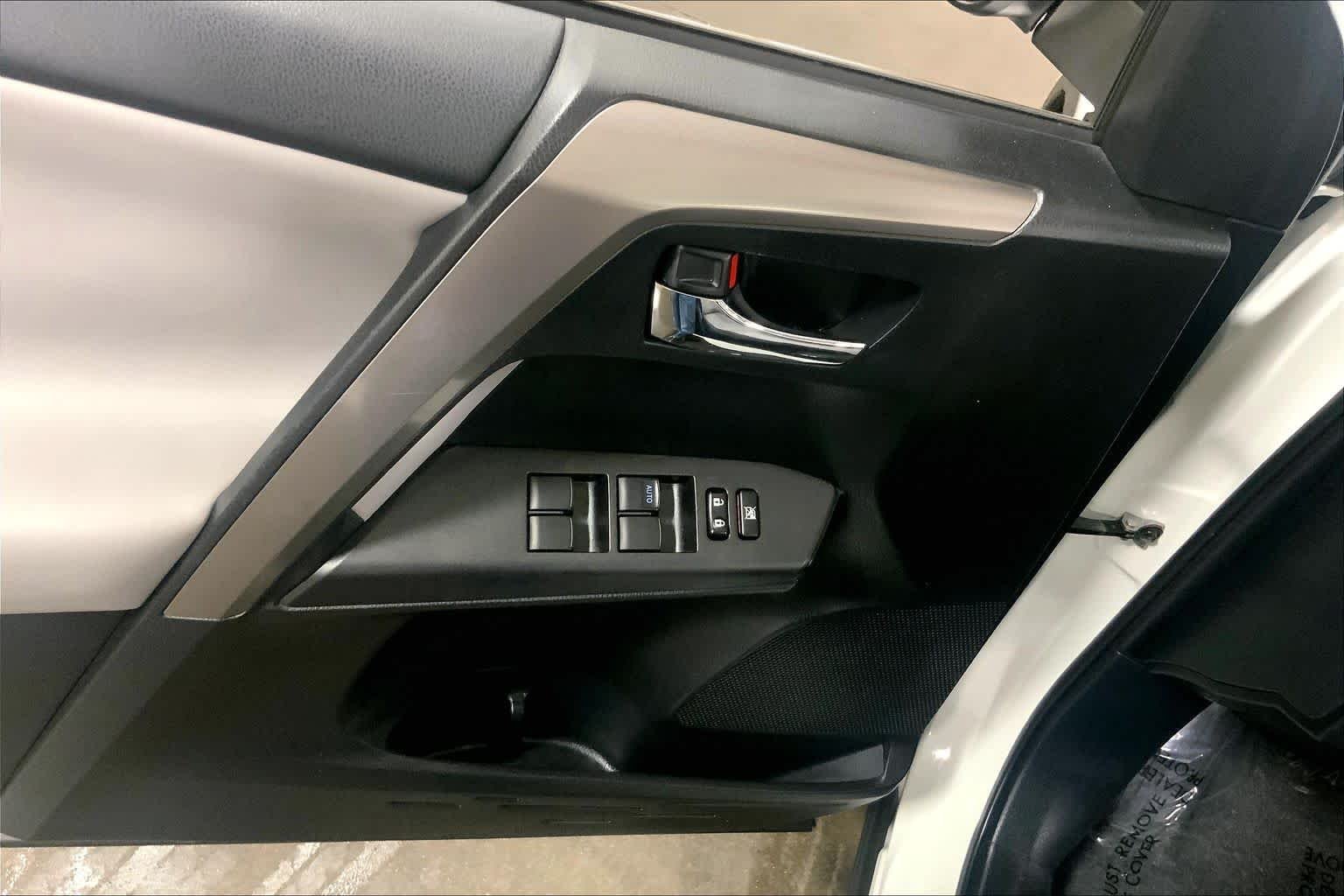 Used 2018 Super White Toyota XLE image 36