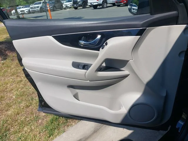 Used 2017 Black Nissan SL image 27