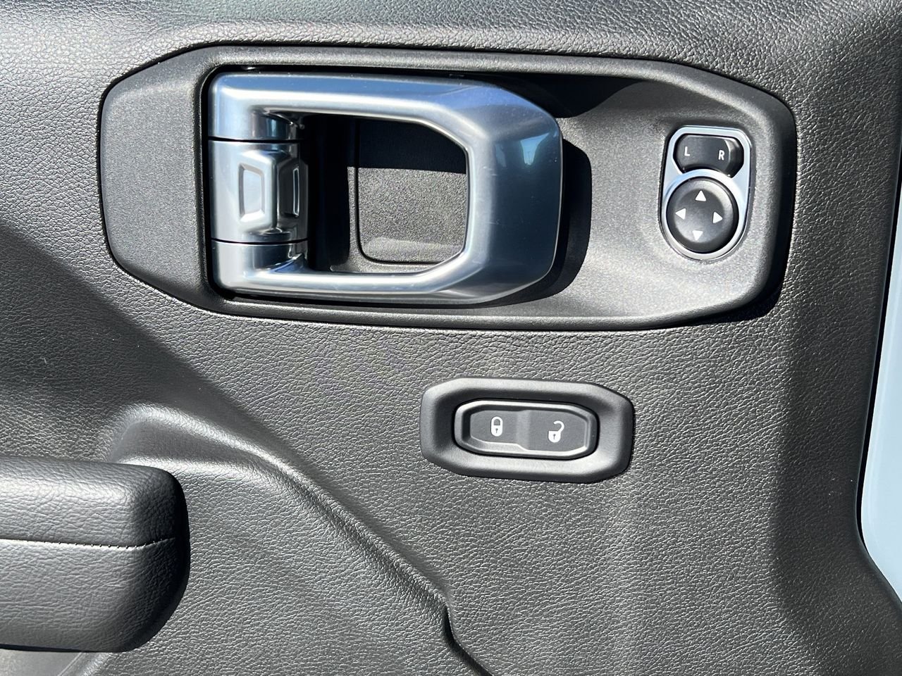 2026 Jeep Wrangler 4-Door Willys - Photo 17