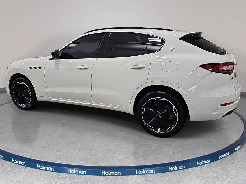 Used 2020  Maserati Base image 9