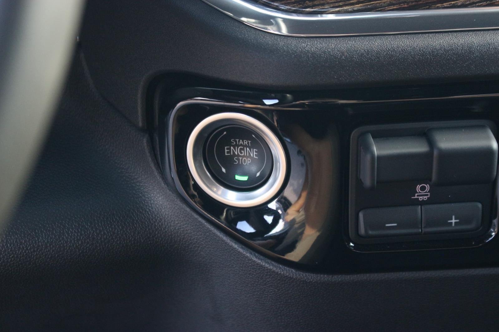 Used 2024 Summit White GMC Elevation image 28