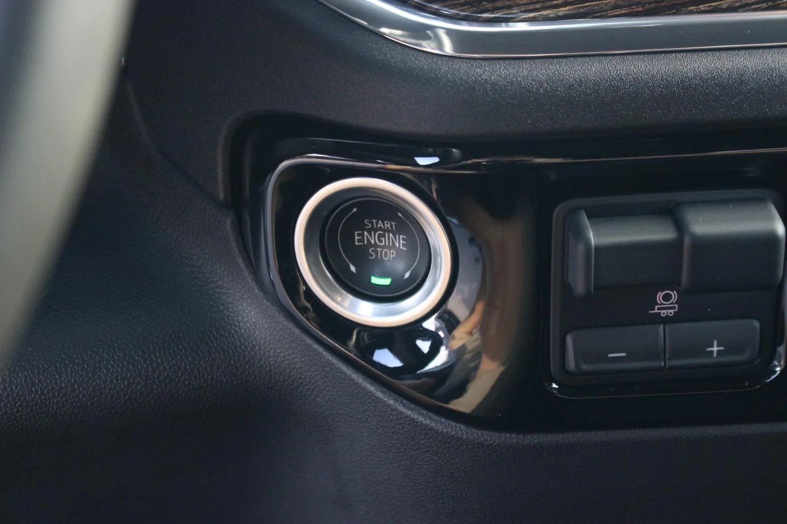 Used 2024 Summit White GMC Elevation image 28