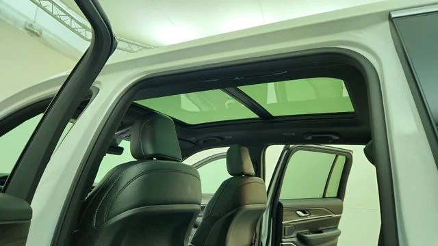 New 2026 Bright White Clear-Coat Exterior Paint Jeep Limited image 18