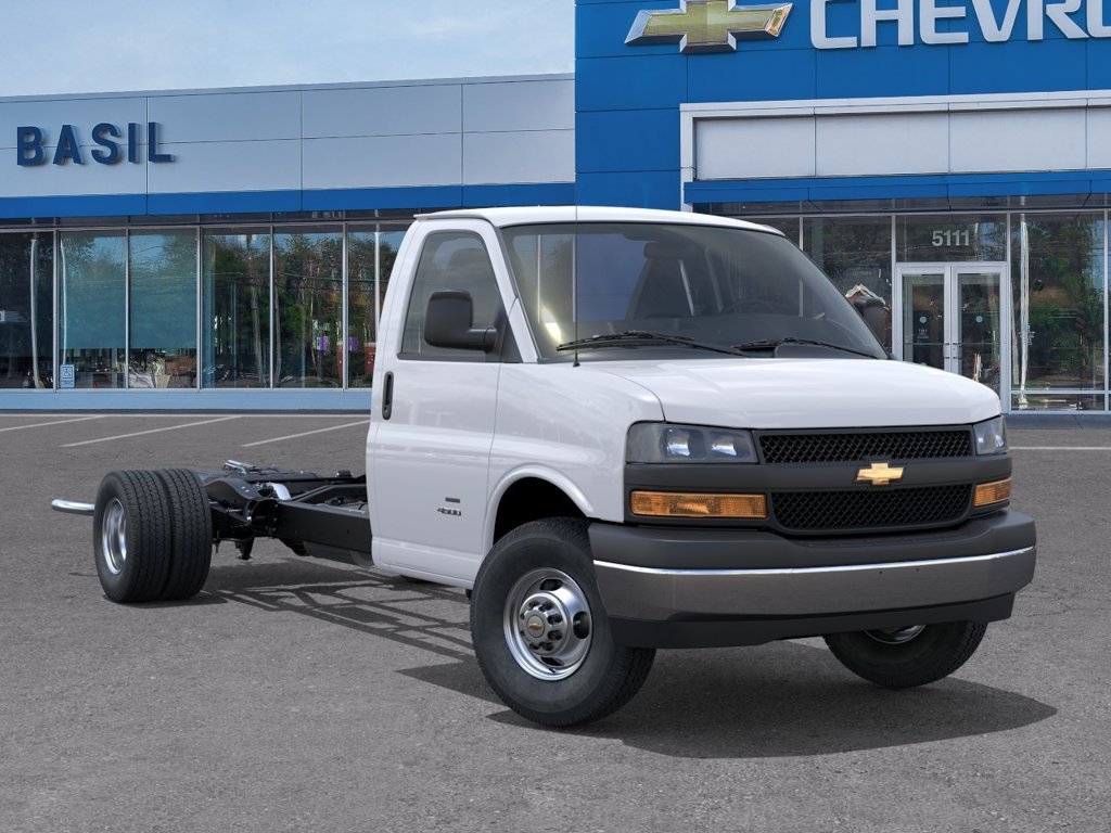 New 2026 Summit White Chevrolet 1WT image 7