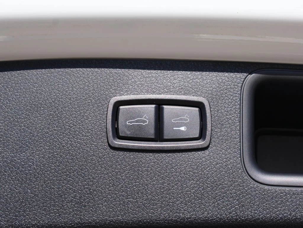 Used 2020  Porsche Base image 16