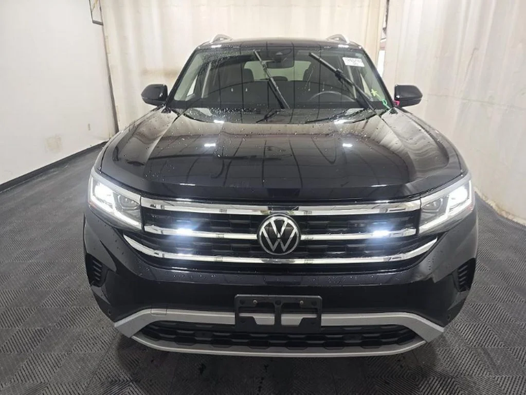 Used 2022 Black Volkswagen SEL image 2