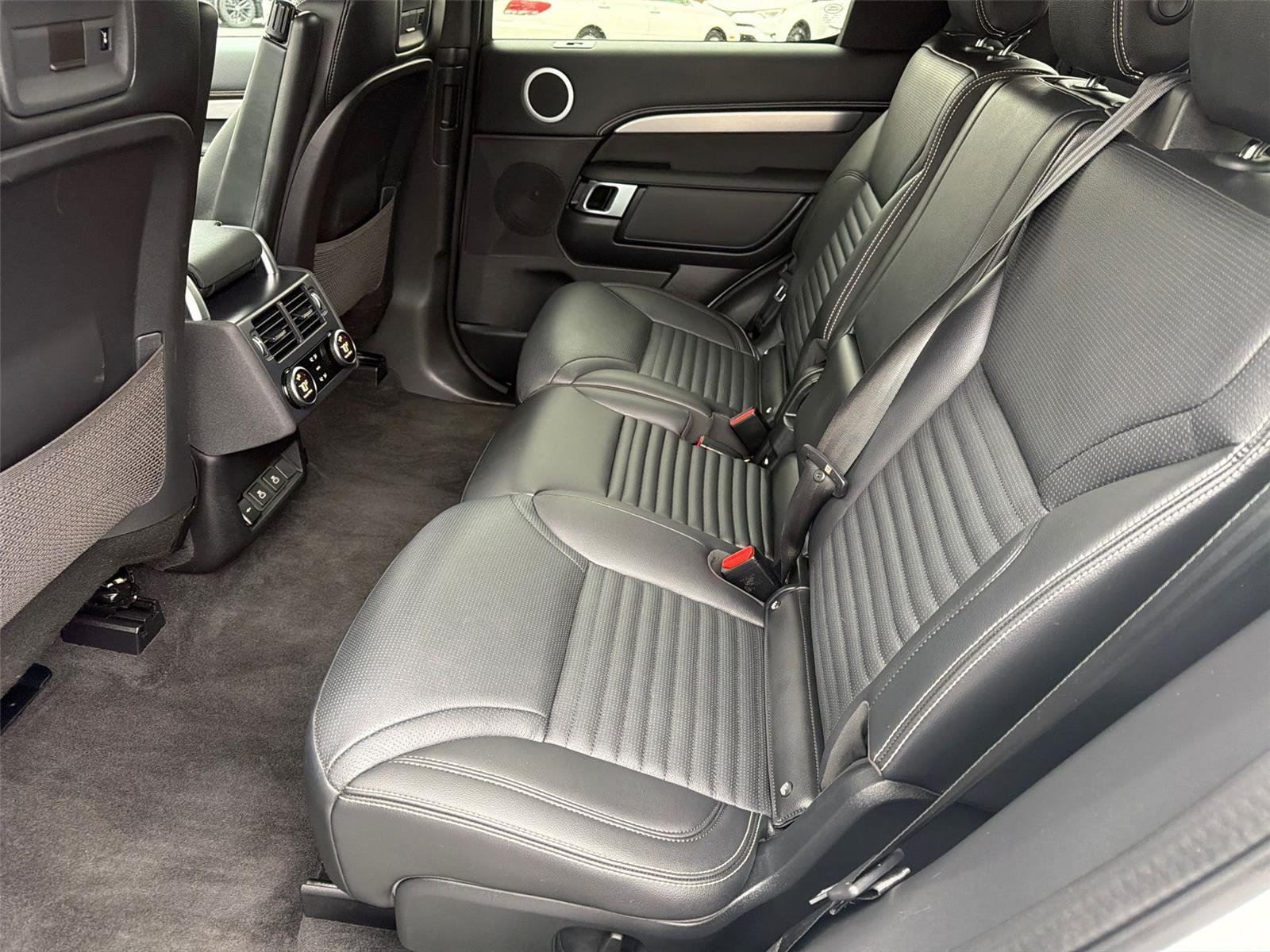 Used 2024 Fuji White Land Rover Dynamic SE image 7