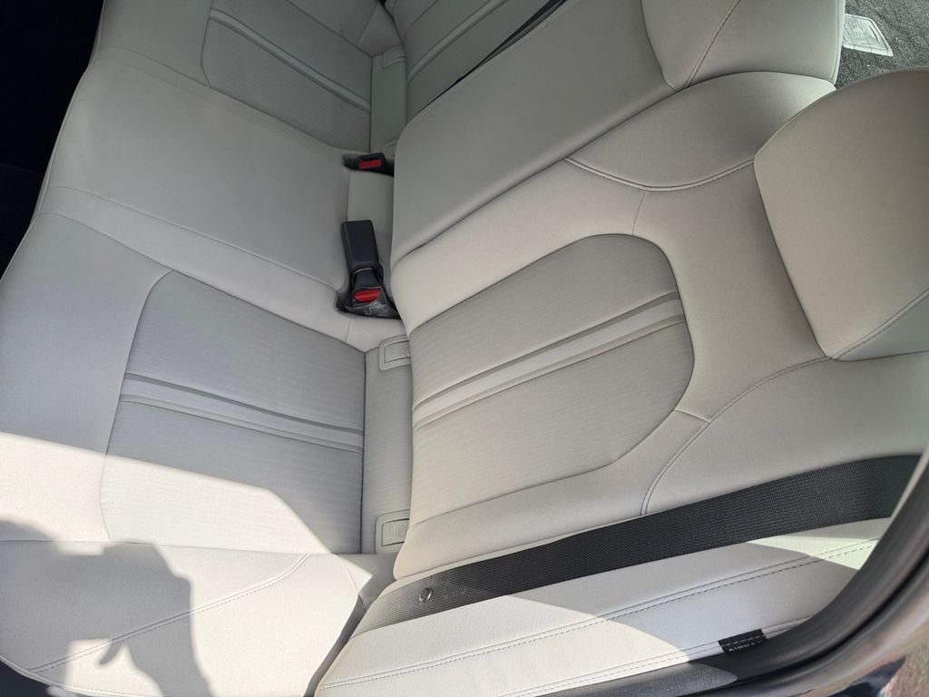 Used 2023 Black Hyundai SE image 19