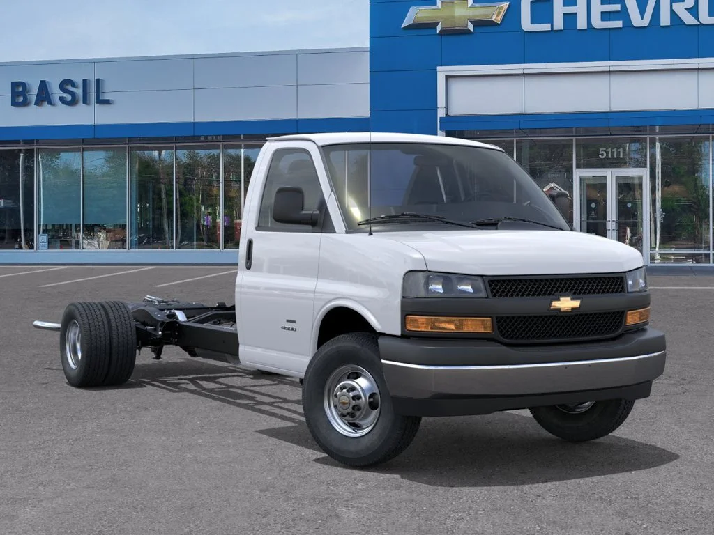 New 2026 Summit White Chevrolet 1WT image 7