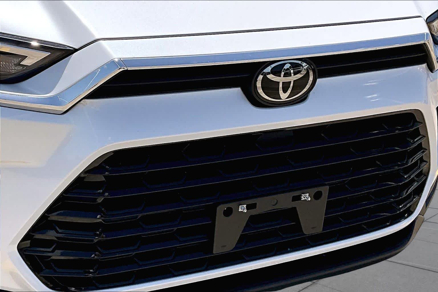 Used 2024 Wind Chill Pearl Toyota Hybrid XLE image 30