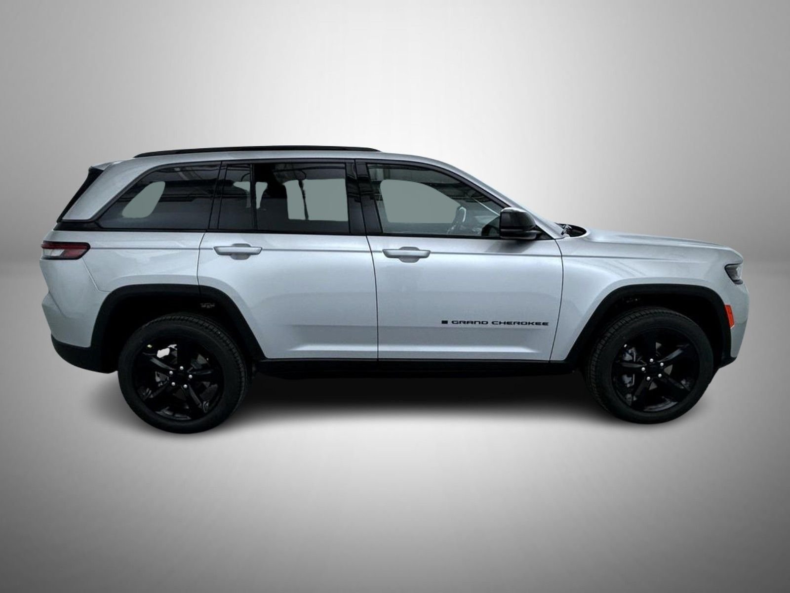 New 2026 Silver Zynith Exterior Paint Jeep Limited image 4
