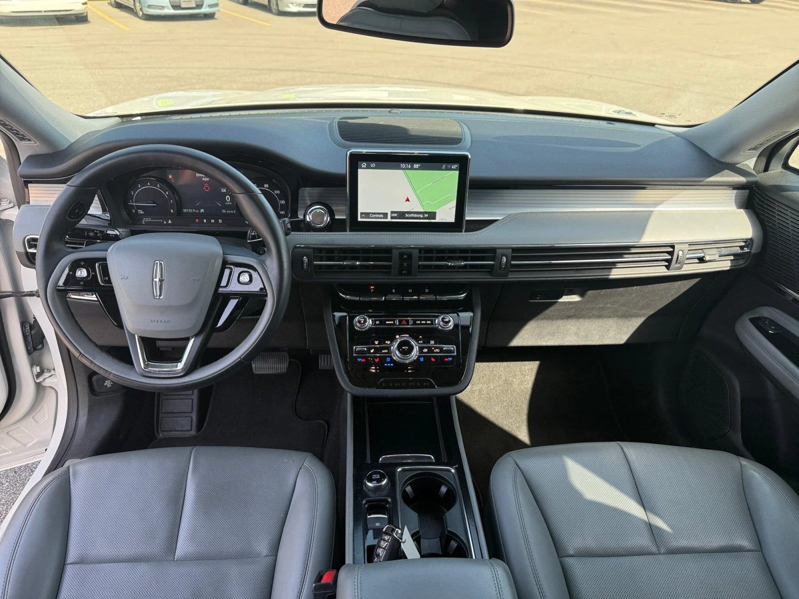 Used 2022 Pristine White Lincoln Standard image 15