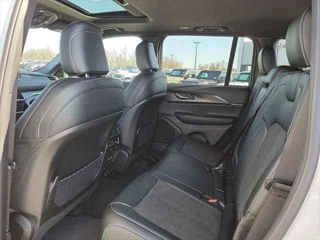 New 2025 Bright White Clear-Coat Exterior Paint Jeep Altitude X image 21
