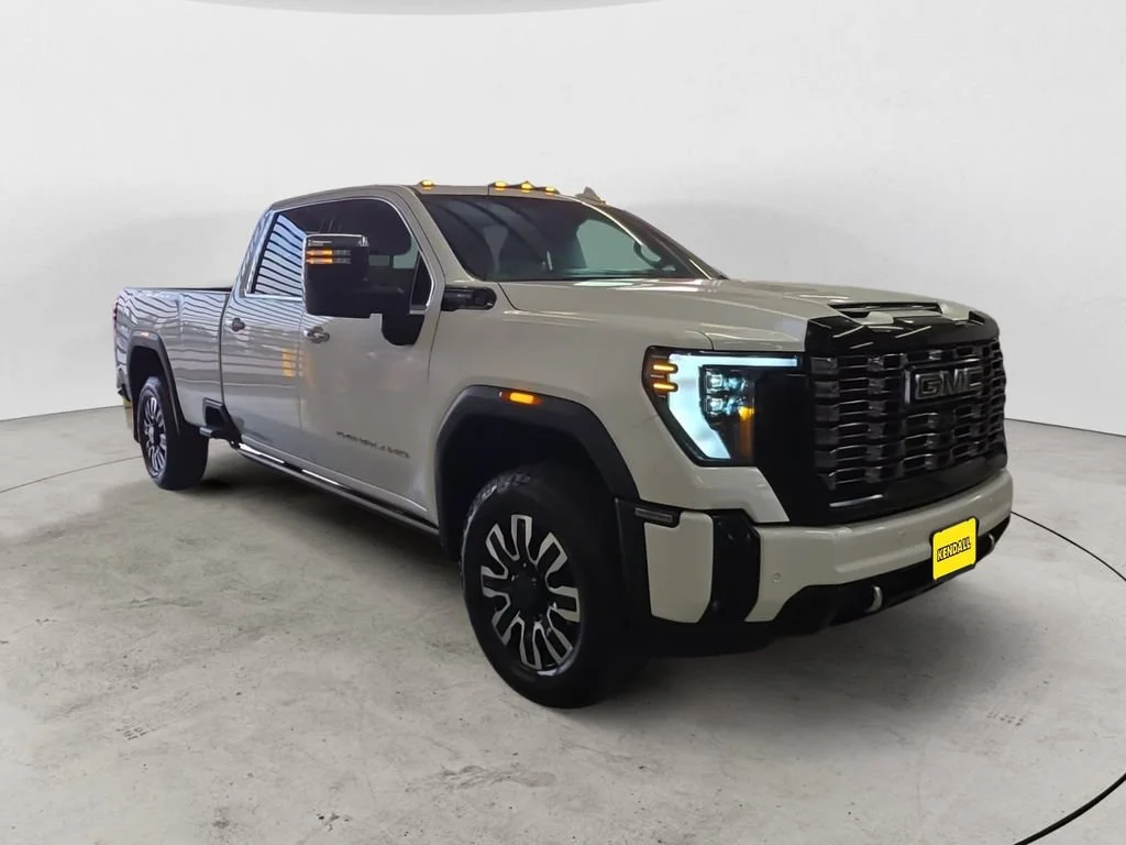 Used 2025 White Frost Tricoat GMC Denali Ultimate image 3