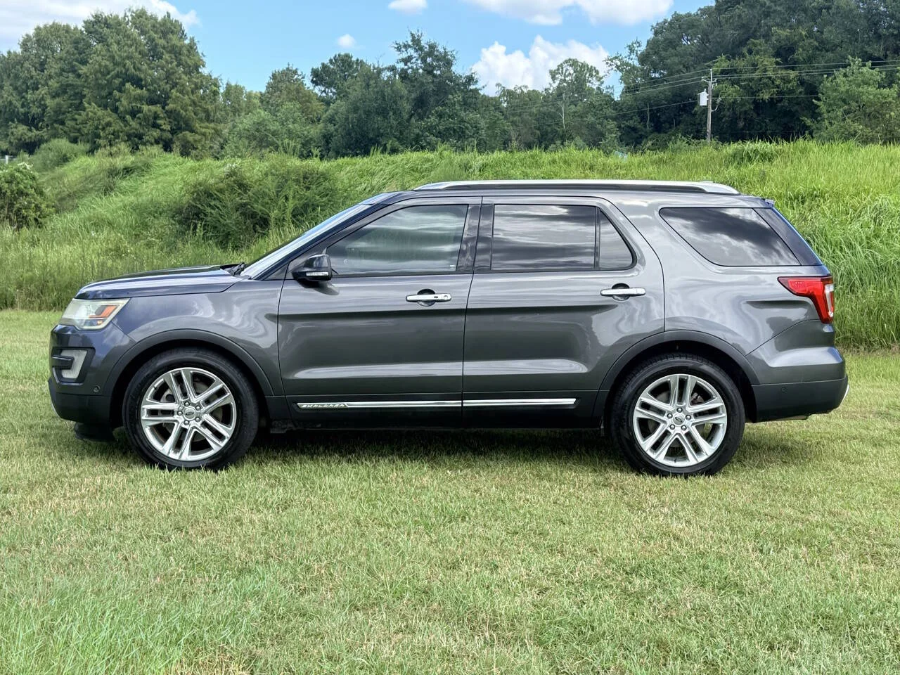 Used 2016 Gray Ford Limited 4dr SUV image 2