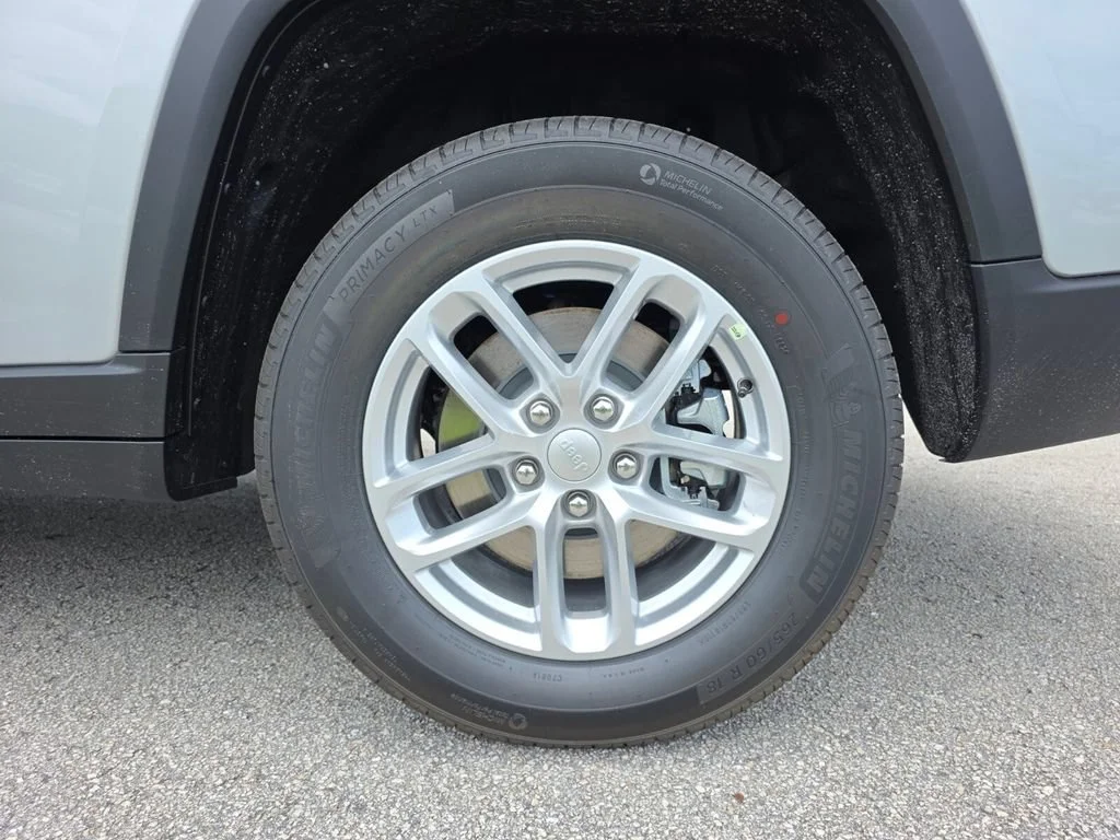 New 2026 Silver Zynith Exterior Paint Jeep Laredo image 21
