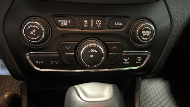 Used 2018 Diamond Black Crystal Pearlcoat Jeep Latitude Plus image 18