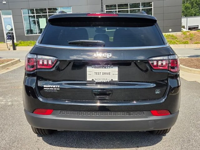 New 2026 Diamond Black Crystal Pearl-Coat Exterior Paint Jeep  image 7