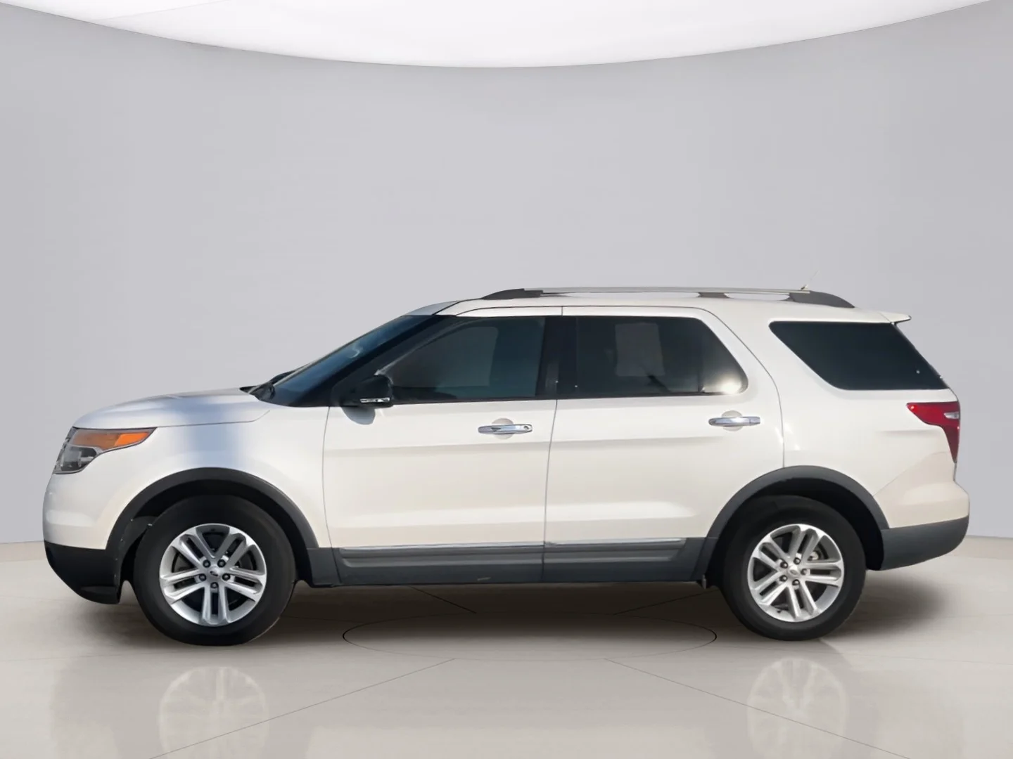 Used 2014 White Ford XLT 4WD image 2