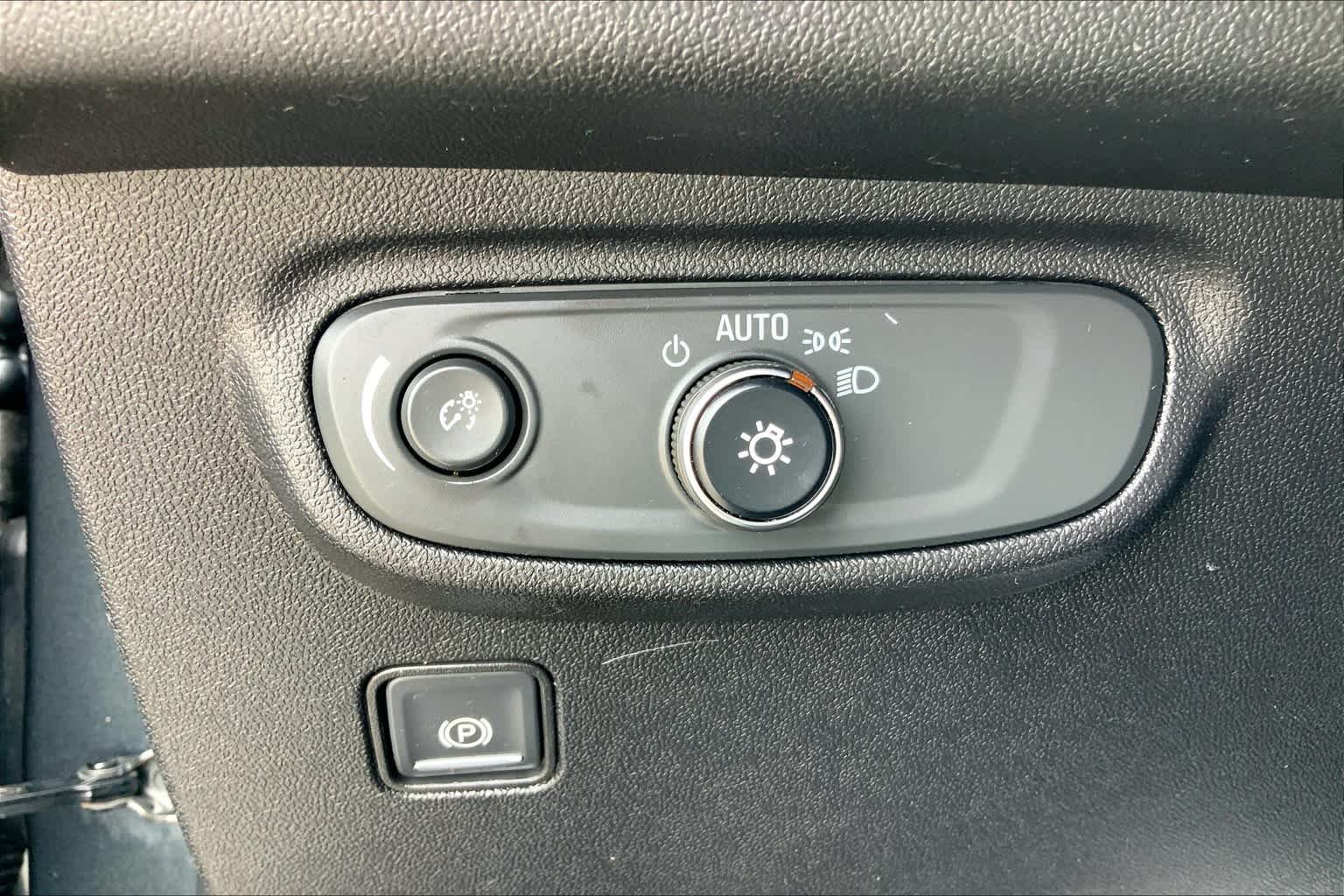 Used 2018 Graphite Gray Metallic GMC SLE image 31