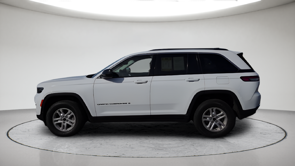 Used 2023 White Jeep Laredo image 11